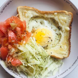 目玉焼きトーストサラダ